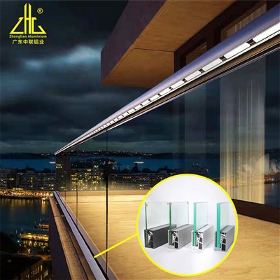 Üveg erkélykorlát alumínium U-csatornás kivitel